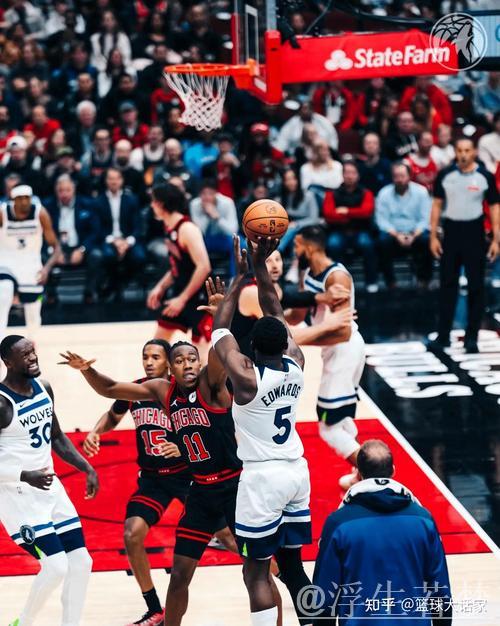 迪文琴佐精准抢断 爱德华兹飞身扣篮