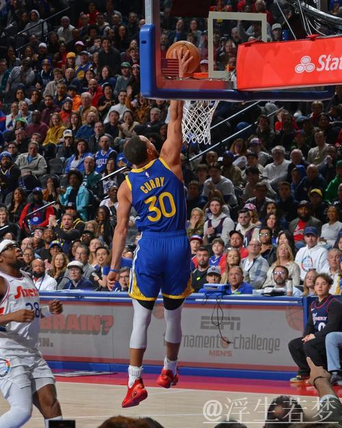 库里飞身溜底线,上演精彩反篮得分 库里飞身溜底线,上演精彩反篮得分